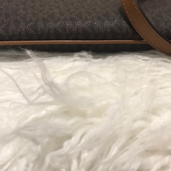 🔥Michael Kors Crossbody 🔥 - Picture 4 of 8
